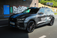 Jaguar F-Pace: SUV se ukázalo na startu Tour de France, skoro bez kamufláže (foto, video)