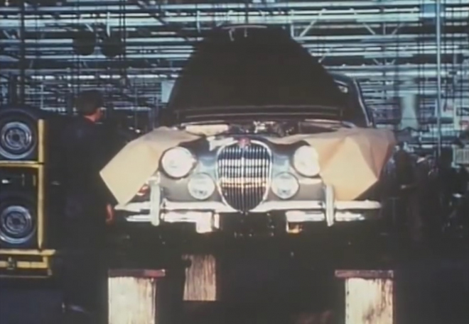 Takhle se vyráběly Jaguary v roce 1961. Bylo to zdlouhavé, ale kvalitní (video)