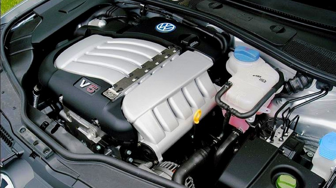 Jak fungoval pohřbený motor V5 od VW? Měl řadu výhod, tak proč skončil?