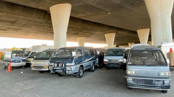 Někdo schovává sbírku neobvyklých japonských aut pod dálničním mostem