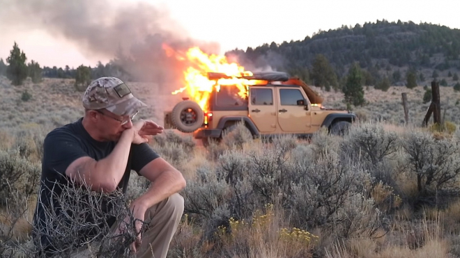 Svérázný youtuber natočil, jak oheň mění jeho off-roadový speciál v hromadu prachu