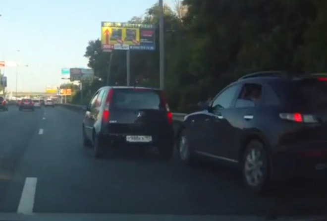 Jak si uvolnit jízdní pruh na dálnici, ruský styl (video)