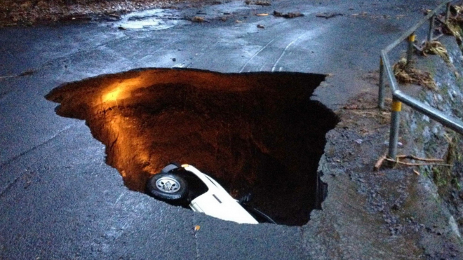 Jak vznikají ty obrovské díry v silnicích, které „spolknou” klidně i celé auto?