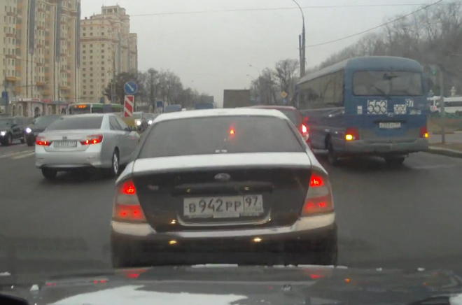 Rus se dvakrát přesvědčil, že při jízdě na oranžovou je třeba dvakrát měřit (video)