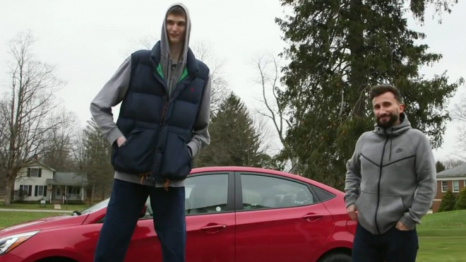 Dokáže se 231 cm vysoký basketbalista vměstnat do běžného auta? Podívejte se