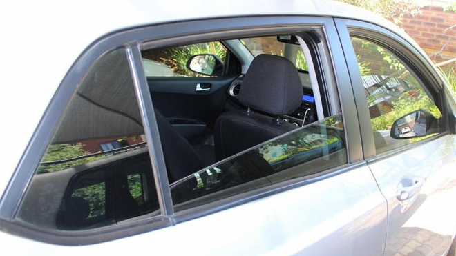 Proč s moderními auty není rozumně možné jezdit s otevřenými zadními okny?