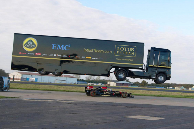 Kamion přeskočil jedoucí Formuli 1, letěl 25,5 metru (video)