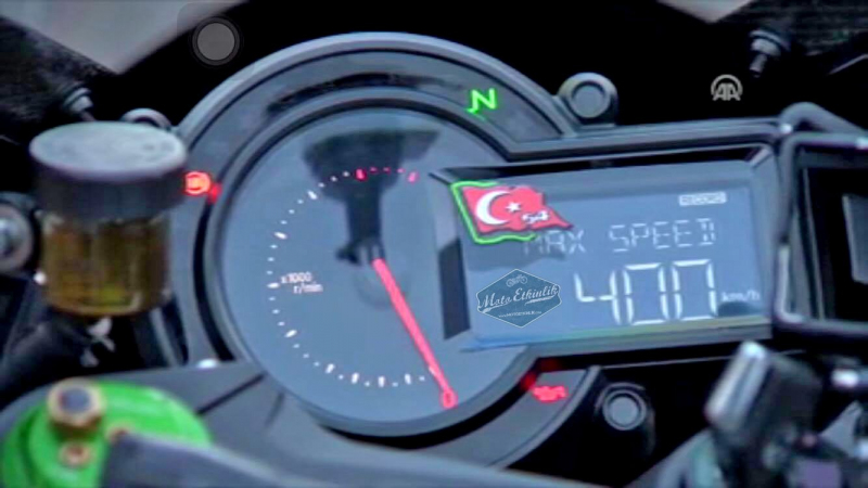 Takhle vypada 400 km h na motorce za 26 sekund. Rychleji nikdo nejel Autoforum.cz