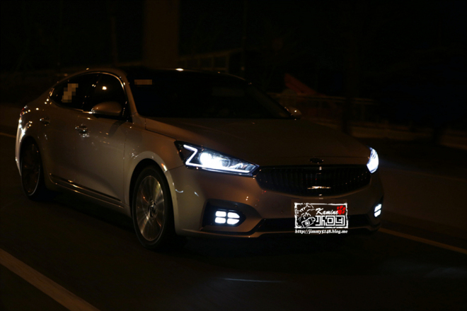 Nová Kia Cadenza nafocena na ulici, její přední i zadní LEDky září do noci