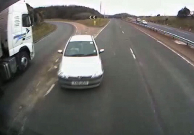 Když vjedete na dálnici v protisměru... A potkáte se s kamionem (video)
