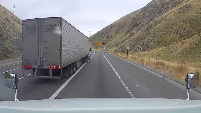 Řidiči kamionu cestou z kopce selhaly brzdy. Jel přes 120 km/h, vyřešil to jako profík