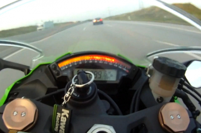 Kawasaki ZX-10R vs. Audi RS6 ABT na dálnici: když 300 km/h na „vítězství” nestačí (videa)