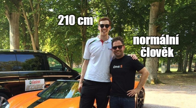 Vejdete se do jednoho z nejrychlejších aut světa? Tento člověk to zkusil s 210 cm