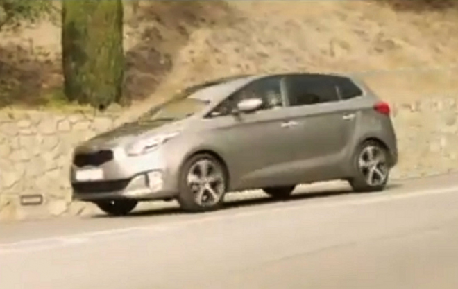 Kia Carens 2013: takhle to novému MPV sluší za jízdy (video)