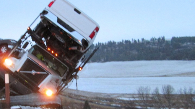Kamion plný aut dostal smyk na dálnici, po proražení svodidel se zasekl na hraně srázu