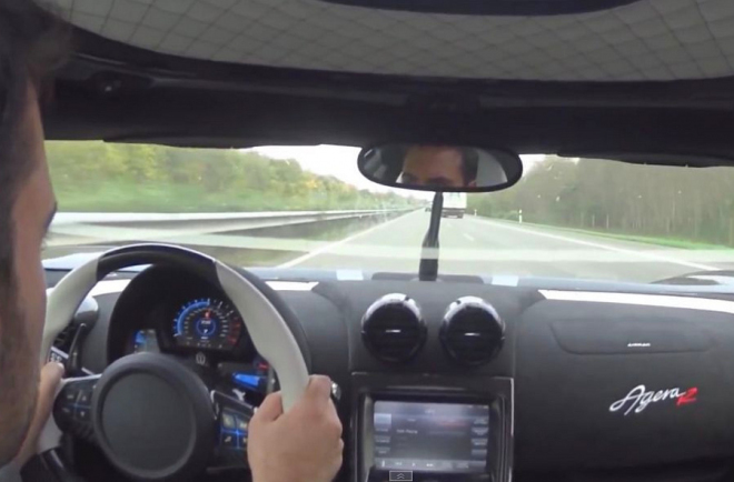 Jiný svět: pohodová jízda s Koenigseggem Agera R po Autobahnu znamená až 340 km/h s úsměvem (video)