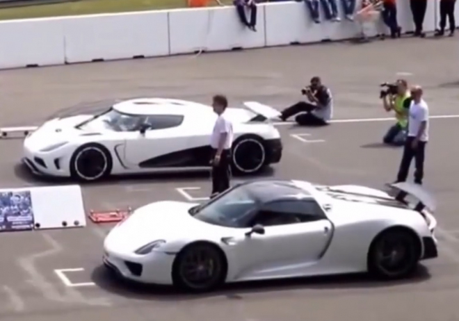 Porsche 918 vs. Koenigsegg Agera R ve sprintu z místa: kdo vyhraje druhé kolo? (video)