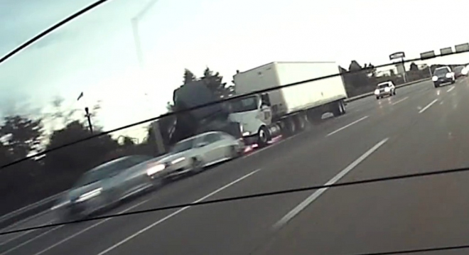 Plně rozjetý kamion vjel do stojící kolony na dálnici, auta létala jak hračky (video)