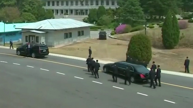 Takhle se pohybuje Kim Čong-un se svým Mercedesem, je to vrcholně bizarní