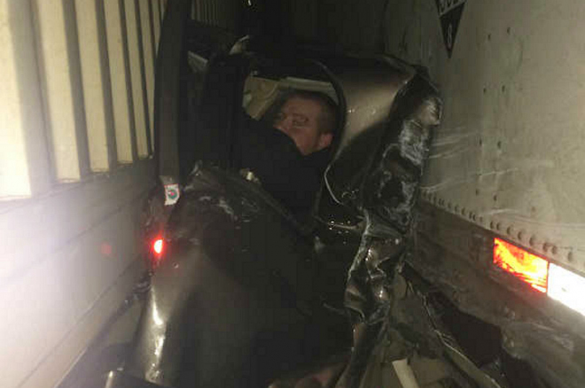Muž zázračně přežil nehodu, při níž jeho vůz sešrotovaly dva kamiony (foto)