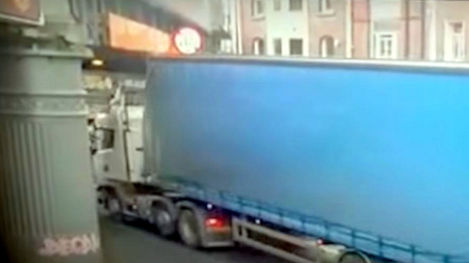 Řidič kamionu při jízdě městem hrubě podcenil výšku mostu