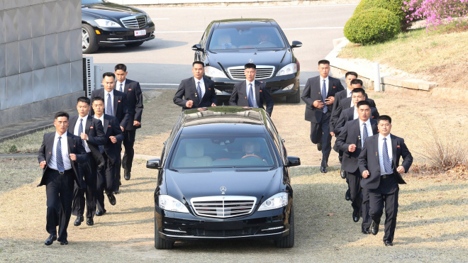 Kim Čong-un propašoval do země mnohem více zakázaných aut, než se předpokládalo