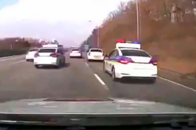 Korejský pokus „sebrat” ujíždějícího řidiče je zřejmě nejlegračnější policejní video všech dob