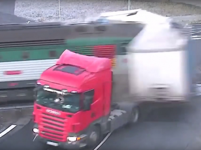 Kamion vs. vlak: souboj titánů skončil K.O. v prvním kole (video)
