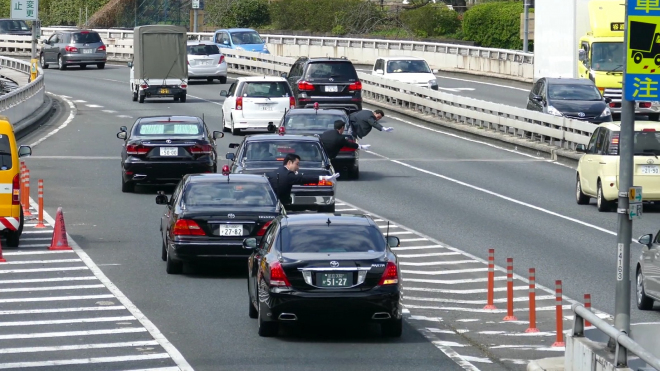 Takto se v provozu pohybuje japonský premiér, je to vrcholně bizarní (video)