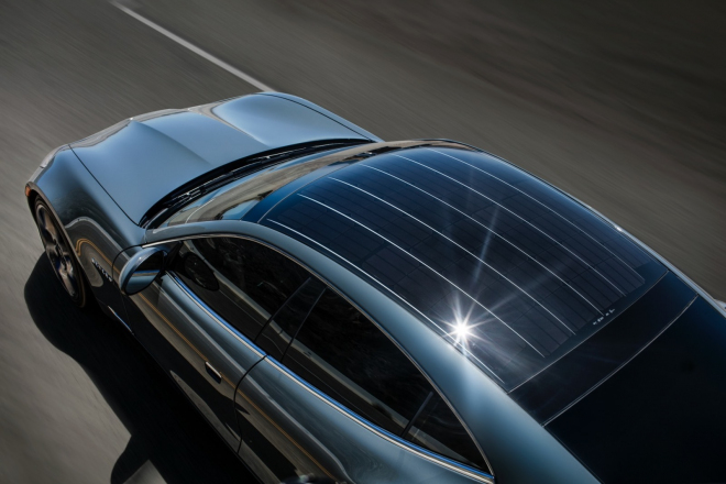 Solární panel na střeše Karmy Revero na pohon auta vážně nestačí, jak to tedy je?