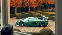 Majitel Koenigseggu, který letos &bdquo;flexil&rdquo; na miliardové jachtě při GP Monaka, má taková auta dvě. Jedno se rozhodl prodat