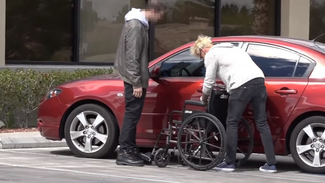 Kouzelník triky umravňuje řidiče, kteří neoprávněně parkují na místě pro invalidy