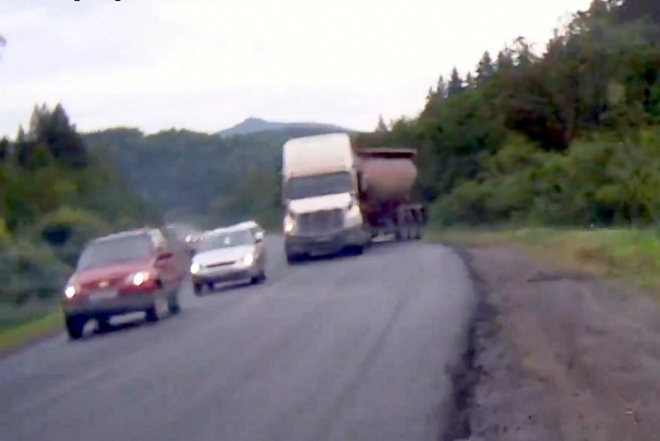 Jen na Nordschleife a v Rusku: jedete autem, kolem vás proletí jiné auto bokem (videa)