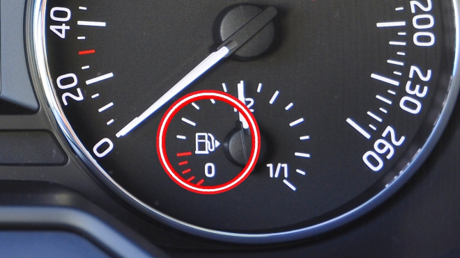 Už se ví, kde se v autech vzala chytrá šipka u ikonky palivoměru