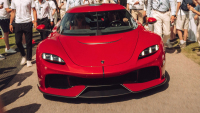 Nejhorší závist je ta &bdquo;daňová&rdquo;. První vyrobený rodinný Koenigsegg majiteli za trest roztřískali pár dnů po předání