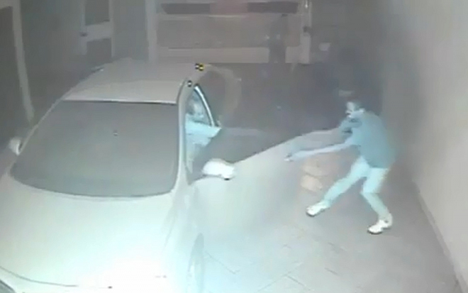 Zloději aut v Brazílii si vybrali velmi špatnou oběť, majitel je postřílel (video)