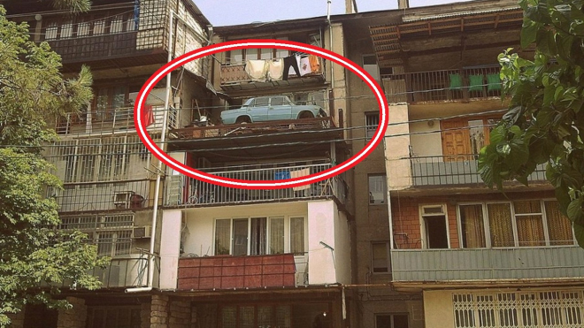 Muž v roce 1991 dostal novou Ladu na balkon svého bytu. Až teď ji sundali dolů