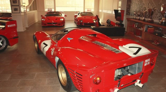 Podívejte se do jedné z nejúchvatnějších sbírek Ferrari. Majitel je nešetří