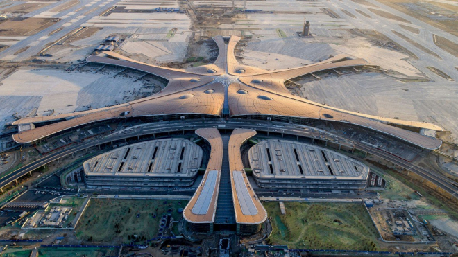 Čína otevřela největší letiště světa, je to prý nový div a nejúžasnější stavba planety