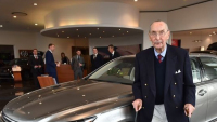Tento muž si ve 100 letech koupil nový vůz. Mrkněte se, čím ho automobilka překvapila
