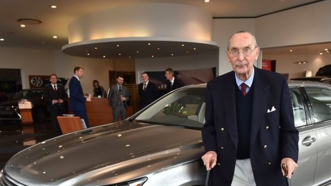 Tento muž si ve 100 letech koupil nové auto. Mrkněte se, čím ho automobilka překvapila