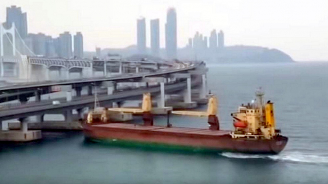 Opilý kapitán ruské nákladní lodi naboural s plavidlem do dálničního mostu