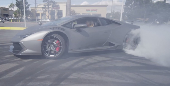 Lamborghini Huracán řádící v driftech s blondýnou za volantem vám udělá den (video)