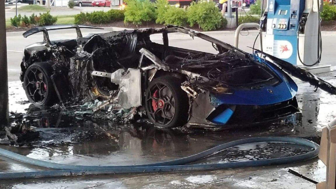 Zánovní Lamborghini shořelo na popel. Důvod je varovný pro kohokoli z nás