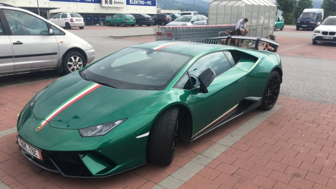 Jedno z vrcholných Lamborghini stojící před českým Kauflandem je zvláštní zjev