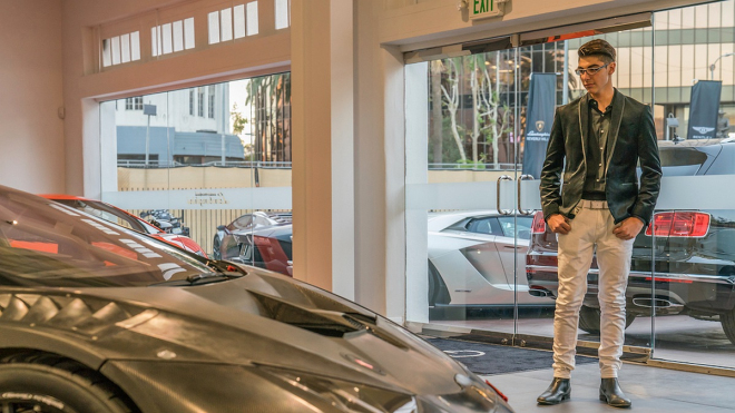 Čtrnáctiletý syn miliardáře si převzal nové auto. První kus extrémního Lamba v USA