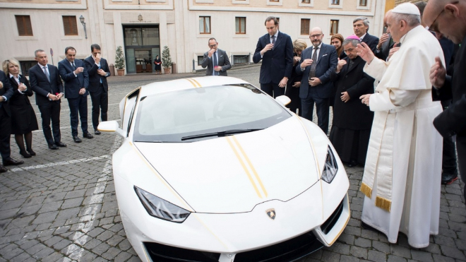 Papež prodává své Lamborghini. Není levné, ale stojí při něm snad všichni svatí