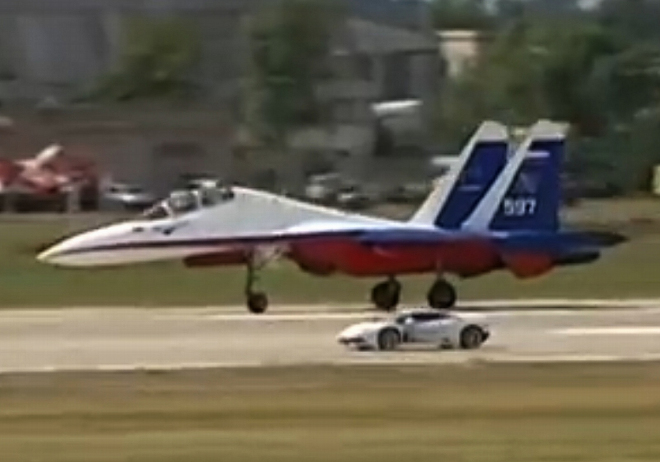 Lamborghini Huracán vs. Suchoj Su-27: italský býk vyzval ruský stíhač (video)