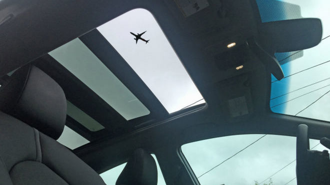 Až pojedete s otevřeným střešním oknem, dejte pozor na letadla. Může z nich přiletět překvapení