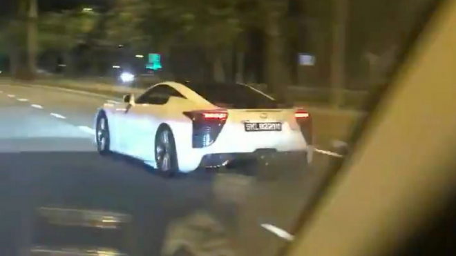 Majitel vzácného supersportu se předváděl ve městě, mohlo to skončit jediným způsobem